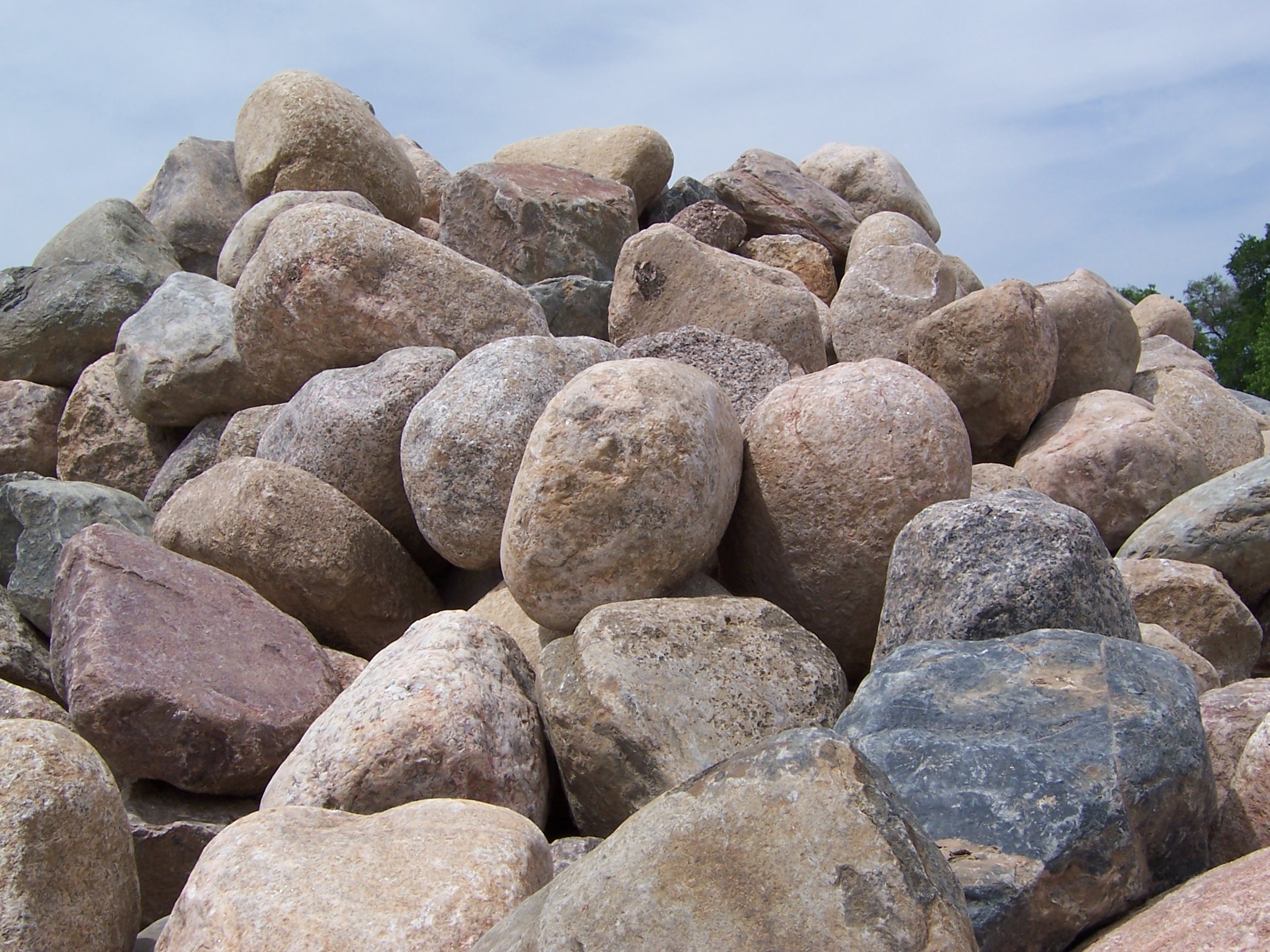 White Landscaping Boulder 16-24